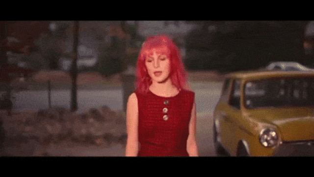 Hayley Williams di Video Klip 'Playing God' (Foto: YouTube Fueled By Ramen)