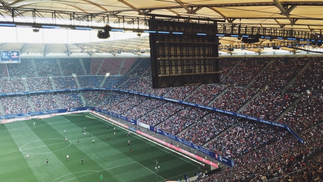 Stadion sepak bola. (Foto: Robert Bye on Unsplash)