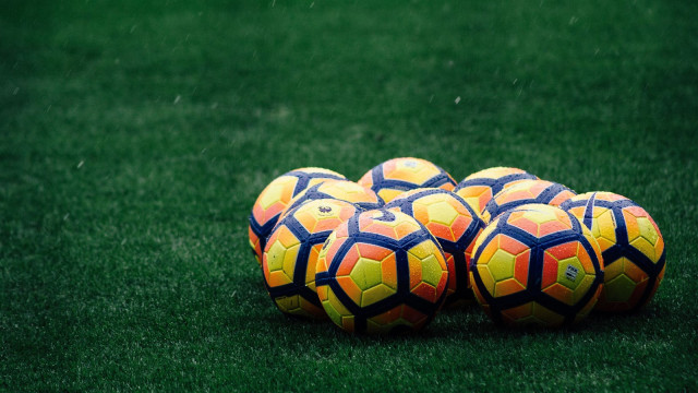 Ilustrasi bola sepak. Foto: Nathan Rogers/Unsplash