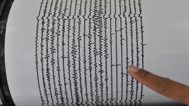 Petugas mengukur panjang amplitudo letusan Gunung Anak Krakatau (GAK) dari data rekam seismograf di Pos Pengamatan GAK Pasauran, Serang, Banten, Kamis (27/12/2018). Foto: ANTARA FOTO/Asep Fathulrahman