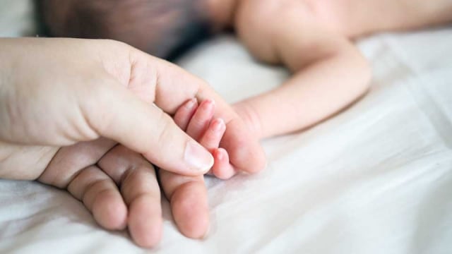 Tips Mudah Merawat Kuku Bayi