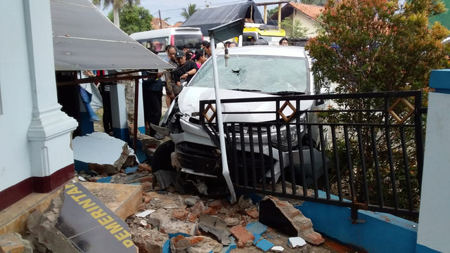 Mobil Tabrak Balai Desa Tonjong, 2 Luka-Luka, 1 Korban Meninggal