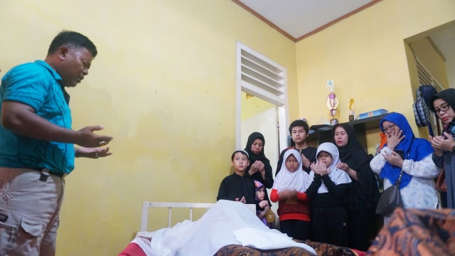 Doa bersama dari keluarga untuk musikus senior Dian Pramana Putra yang meninggal dunia pada Kamis (27/12) malam. (Foto: Iqbal Firdaus/kumparan)