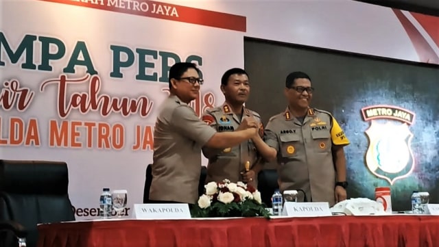 Kapolda Metro Jaya Irjen Pol Idham Azis (tengah) di Jumpa Pers Akhir Tahun Polda Metro Jaya. (Foto: Maulana Ramadhan/kumparan)