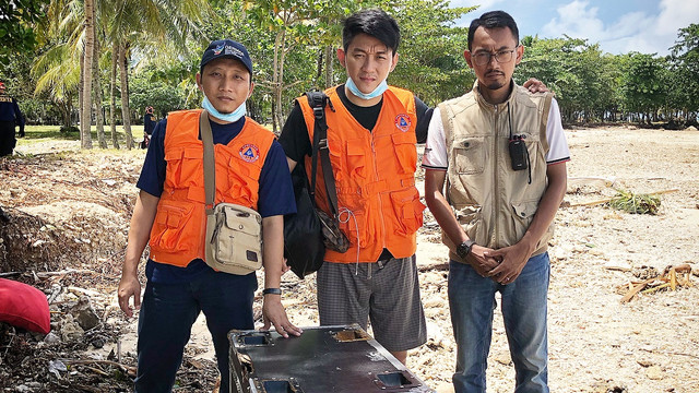 Ifan Seventeen bersama dua penyelamat saat tsunami Selat Sunda (Foto: Instagram @ifanseventeen)