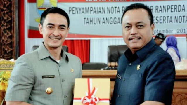 Zumi Zola Zulkifli (kiri) bersama Ketua DPRD Jambi Cornelis Buston. (Foto: ANTARA FOTO)