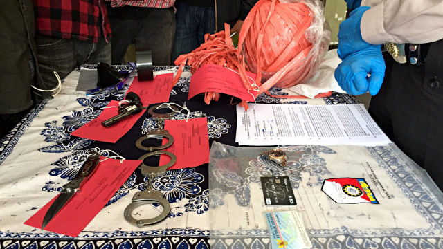 Barang bukti dari tangan pelaku yang pernah menganiaya model Anggita Sari. (Foto: Arfiansyah Panji Purnandaru/kumparan)