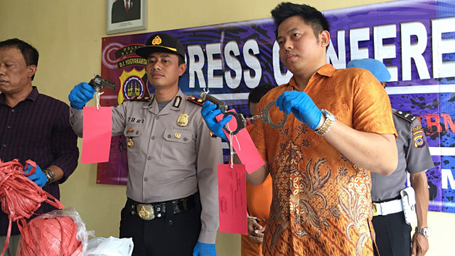 Barang bukti dari tangan pelaku yang pernah menganiaya model Anggita Sari. (Foto: Arfiansyah Panji Purnandaru/kumparan)