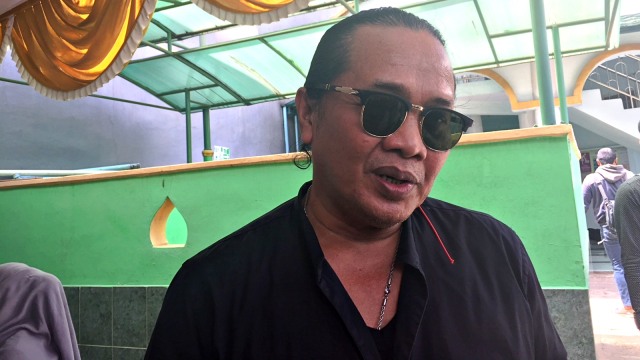 Deddy Dhukun hadir di pemakaman Dian Pramana Poetra. Foto: Giovanni/kumparan