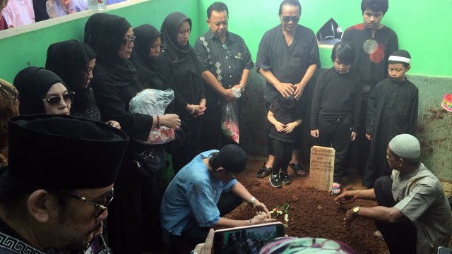 Pemakaman Dian Pramana Poetra di kawasan Ciracas, Jakarta Timur l, Jumat (28/12/2018). (Foto: Giovanni/kumparan)