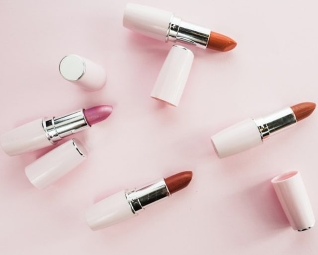 Segarkan Tampilan Dengan 6 Warna Lipstik Ini!