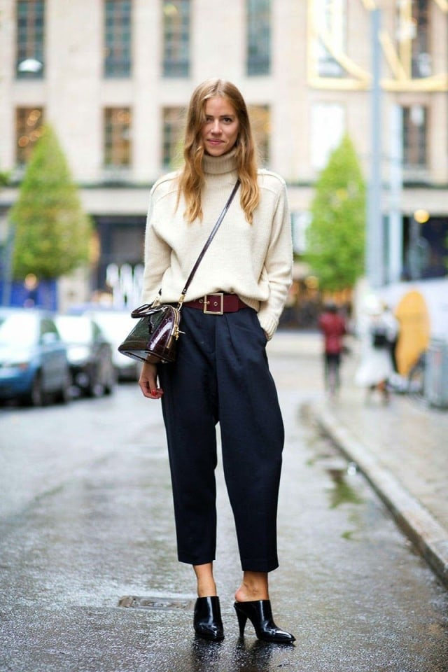 Intip 8 Inspirasi Mix and Match Tren Fashion Turtleneck yang Cocok Dipakai Saat Musim Hujan (3)