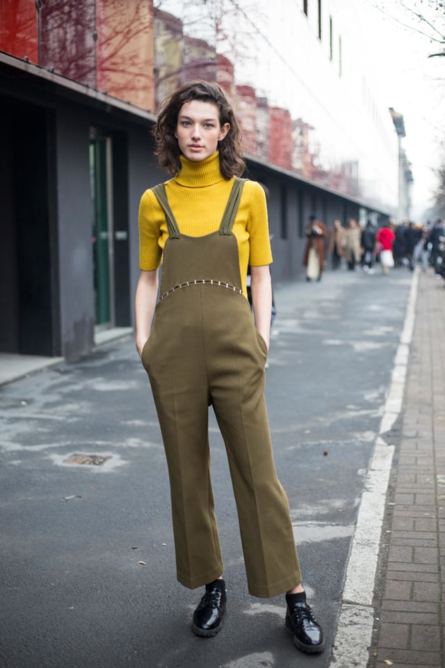 Intip 8 Inspirasi Mix and Match Tren Fashion Turtleneck yang Cocok Dipakai Saat Musim Hujan (5)