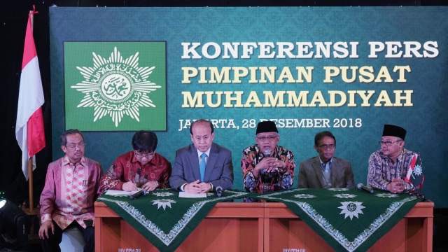 Duta Besar RRT untuk Indonesia Xiaomi Xien dan Ketua Umum Pimpinan Pusat (PP) Muhammadiyah, Haedar Nashir menghadiri keterangan pers terkait pertemuan di Kantor Pusat PP Muhanmadiyah, Cikini, Jakarta Pusat (28/12). (Foto: Iqbal Firdaus/kumparan)