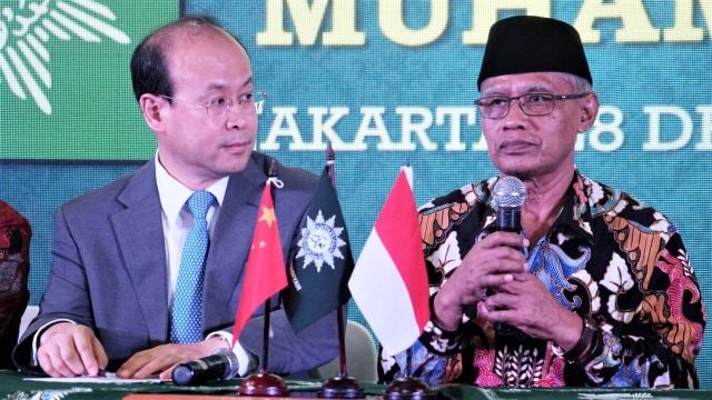 Duta Besar RRT untuk Indonesia Xiaomi Xien (kiri) dan Ketua Umum Pimpinan Pusat (PP) Muhammadiyah, Haedar Nashir (kanan) menghadiri keterangan pers terkait pertemuan di Kantor Pusat PP Muhanmadiyah, Cikini, Jakarta Pusat (28/12). (Foto: Iqbal Firdaus/kumparan)