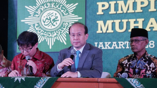 Duta Besar RRT untuk Indonesia Xiaomi Xien (tengah) dan Ketua Umum Pimpinan Pusat (PP) Muhammadiyah, Haedar Nashir (kanan) menghadiri keterangan pers terkait pertemuan di Kantor Pusat PP Muhanmadiyah, Cikini, Jakarta Pusat (28/12). (Foto: Iqbal Firdaus/kumparan)