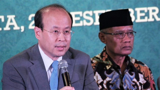 Duta Besar RRT untuk Indonesia Xiaomi Xien (kiri) dan Ketua Umum Pimpinan Pusat (PP) Muhammadiyah, Haedar Nashir (kanan) menghadiri keterangan pers terkait pertemuan di Kantor Pusat PP Muhanmadiyah, Cikini, Jakarta Pusat (28/12). (Foto: Iqbal Firdaus/kumparan)