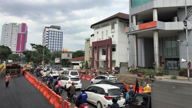 Uji coba jalan Gubeng yang sempat amblas, lalu lintas jalan Gubeng merambat. (Foto: Nuryatin Phaksy Sukowati/kumparan)