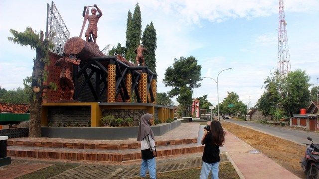 Patung Tukang Penggergaji Kayu di Perbatasan Blora Jadi Spot Swafoto Baru