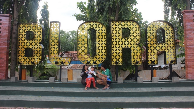 Patung Tukang Penggergaji Kayu di Perbatasan Blora Jadi Spot Swafoto Baru (1)