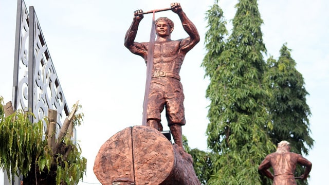 Patung Tukang Penggergaji Kayu di Perbatasan Blora Jadi Spot Swafoto Baru (2)