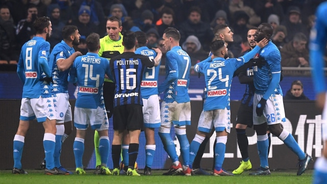 Kericuhan saat Paolo Mazzoleni memberi kartu merah pada Kalidou Koulibaly. (Foto: Reuters/Alberto Lingria)