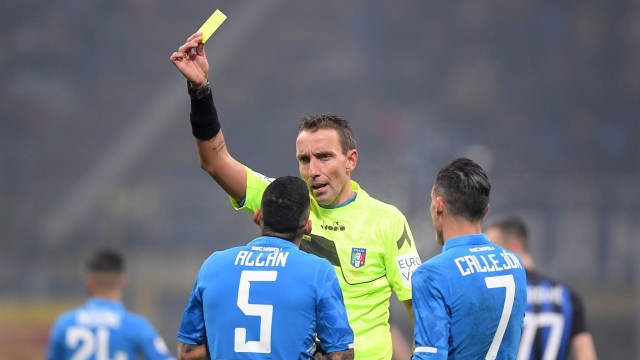 Wasit laga Inter vs Napoli, Paolo Mazzoleni. (Foto: Reuters/Alberto Lingria)