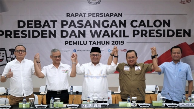 Ketua Komisi Pemilihan Umum (KPU) Arief Budiman didampingi Tim Kampanye Nasional (TKN) Paslon 01, dan Tim Badan Pemenangan Nasional (BPN) Paslon 02, saat penetapan moderator debat Pilpres 2019 di Gedung KPU RI, Jakarta, Jumat (28/12). (Foto: Fanny Kusumawardhani/kumparan)
