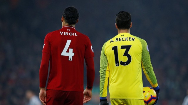 Virgil van Dijk dan Alisson Becker. Foto: Reuters/Phil Noble