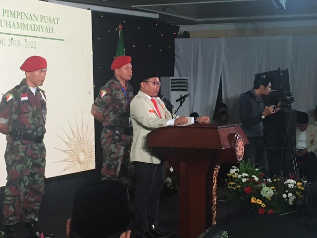 Ketua PP Pemuda Muhammdiyah Sunanto menangis saat memberikan pidatonya di acara pelantikan pengurus PP Pemuda Muhammdiyah periode 2018-2022 (Foto: Ricad Saka/kumparan)