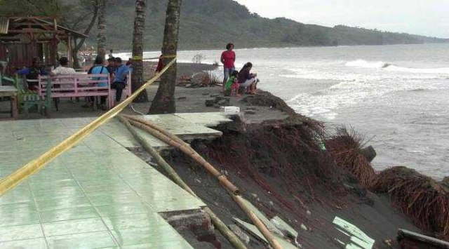 Abrasi Pantai TPI, Bangunan dan Rumah Ibadah Rusak