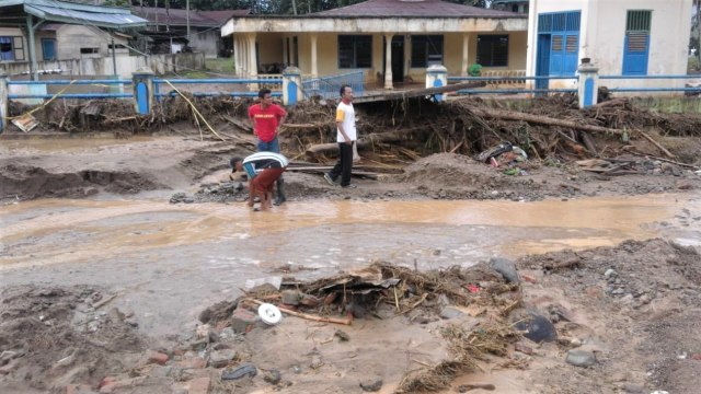 Banjir bandang yang menerjang Desa Natam Lama, Kecamatan Bandar, Aceh Tenggara. (Foto: Dok. BPBA)