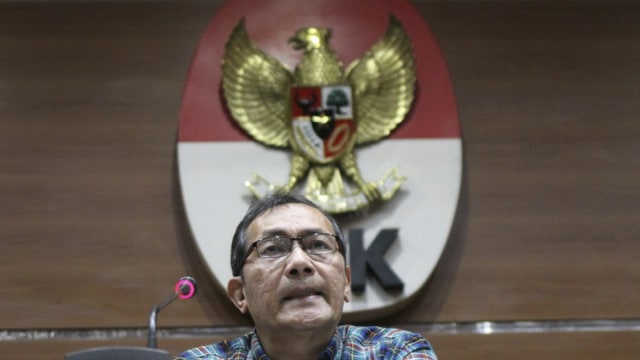 Wakil Ketua KPK Saut Situmorang (kanan) saat konpers terkait operasi tangkap tangan (OTT) KPK terhadap pejabat Kementrian PUPR di Gedung KPK, Jakarta, Minggu (31/12). (Foto: Helmi Afandi Abdullah/kumparan)