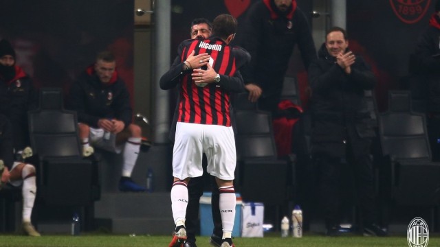 Higuain dan Gattuso berpelukan. (Foto: Twitter: @acmilan)