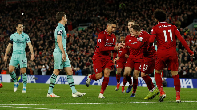 Pemain-pemain Liverpool merayakan gol Roberto Firmino di laga vs Arsenal. Foto: REUTERS/Phil Noble