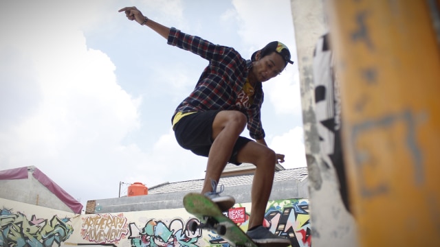 Sejumlah orang bermain skateboard di Tugu Skate Park Pekayon, Bekasi. (Foto: Iqbal Firdaus/kumparan)
