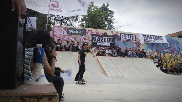 Sejumlah orang bermain skateboard di Tugu Skate Park Pekayon, Bekasi. (Foto: Iqbal Firdaus/kumparan)