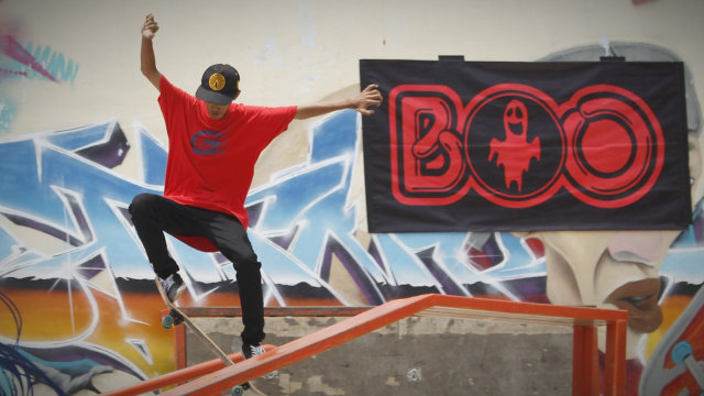 Sejumlah orang bermain skateboard di Tugu Skate Park Pekayon, Bekasi. (Foto: Iqbal Firdaus/kumparan)
