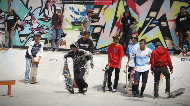Sejumlah orang bermain skateboard di Tugu Skate Park Pekayon, Bekasi. (Foto: Iqbal Firdaus/kumparan)