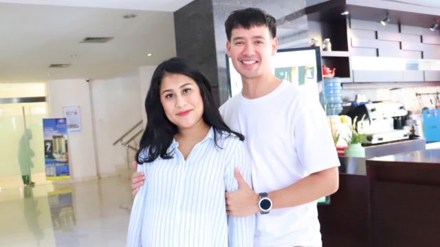 Tarra Budiman dan Gya Sadiqah di RS Bunda, Menteng, Jakarta Pusat. Foto: Munady Widjaja/kumparan