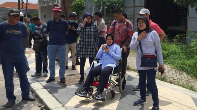 Wali Kota Surabaya Tri Rismaharini meninjau proyek box culvert dan perluasan jalan utama di Surabaya Barat (Jalan Raya Tandes - Jalan Raya Kandangan). (Foto: Nuryatin Phaksy/kumparan)
