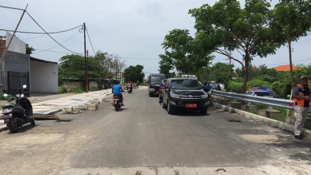 Suasana jalan utama di Surabaya Barat (Jalan Raya Tandes - Jalan Raya Kandangan). (Foto: Nuryatin Phaksy/kumparan)