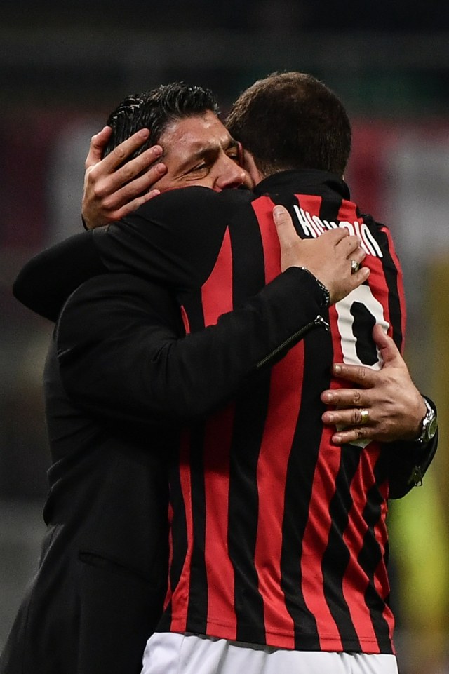 Gonzalo Higuain merayakan golnya ke gawang SPAL bersama Gennaro Gattuso. (Foto: Marco BERTORELLO / AFP)