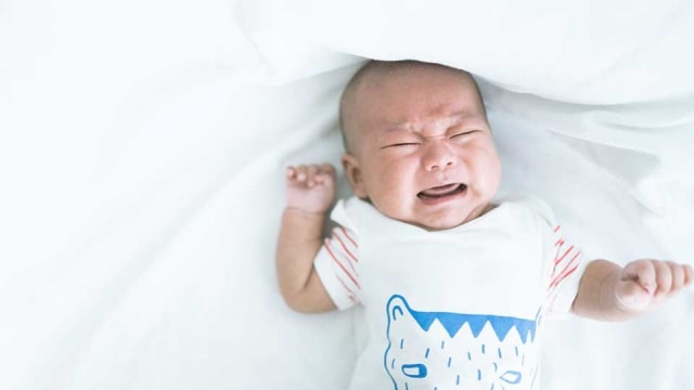 Yuk Kenali Penyebab Bayi Menangis Saat Tidur