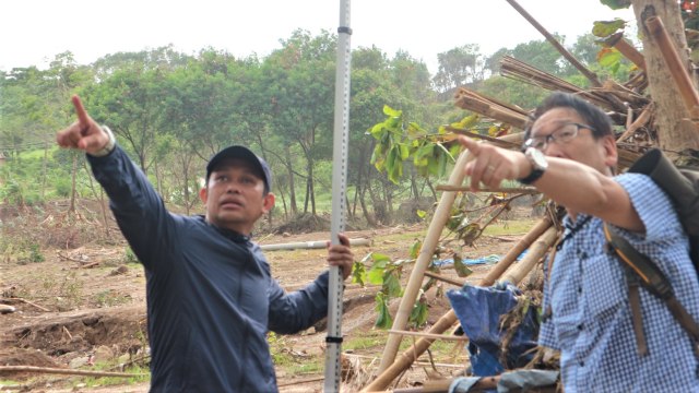 Ahli tsunami KKP Abdul Muhari bersama koleganya dari Jepang meneliti pesisir barat Banten usai tsunami. (Foto: Ulfa Rahayu/kumparan)