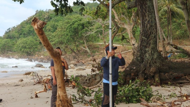 Ahli tsunami KKP Abdul Muhari dalam ekspedisi timnya menyusuri lokasi tsunami di pesisir barat Banten. (Foto: Ulfa Rahayu/kumparan)