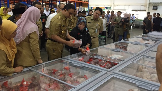 Gubernur DKI Jakarta Anies Baswedan menghadiri distribusi dan uji coba Kartu Pekerja di Jakgrosir, Pasar Induk Kramat Jati, Jakarta Timur, Senin (31/12). (Foto: Fachrul Irwinsyah/kumparan)