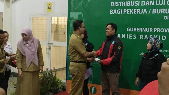 Gubernur DKI Jakarta Anies Baswedan menghadiri distribusi dan uji coba Kartu Pekerja di Jakgrosir, Pasar Induk Kramat Jati, Jakarta Timur, Senin (31/12). (Foto: Fachrul Irwinsyah/kumparan)