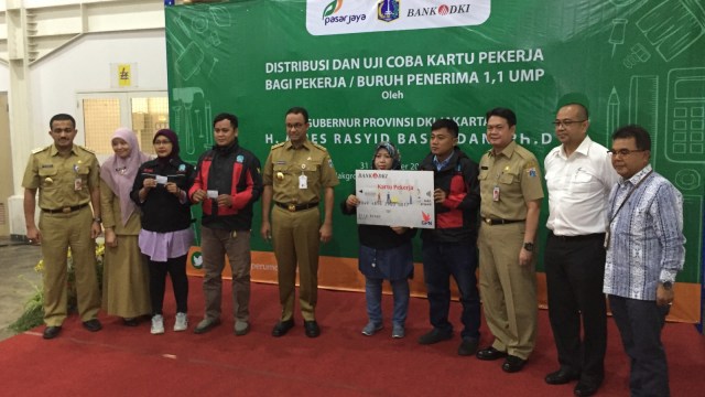 Gubernur DKI Jakarta Anies Baswedan menghadiri distribusi dan uji coba Kartu Pekerja di Jakgrosir, Pasar Induk Kramat Jati, Jakarta Timur, Senin (31/12). (Foto: Fachrul Irwinsyah/kumparan)