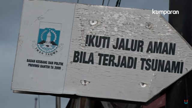 Papan tanda jalur evakuasi tsunami di Banten. (Foto: Retno Wulandari/kumparan)